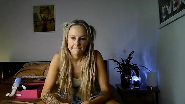 Snapshot of imyourgoodgirl69 chatting on December 23, 2025, 8:02 am imyourgoodgirl69 online show from December 23, 2025, 8:02 am