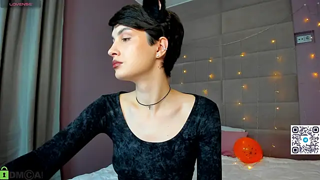 Snapshot of Adeline_Perle chatting on October 31, 2025, 1:13 am Adeline Perle online show from October 31, 2025, 1:13 am