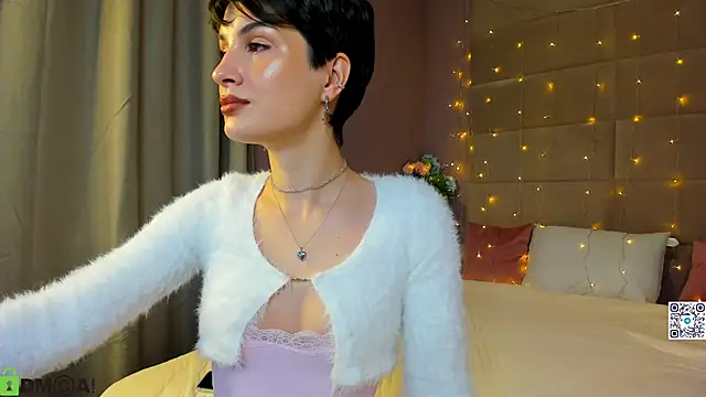 Snapshot of Adeline_Perle chatting on October 18, 2025, 2:13 am Adeline Perle online show from October 18, 2025, 2:13 am