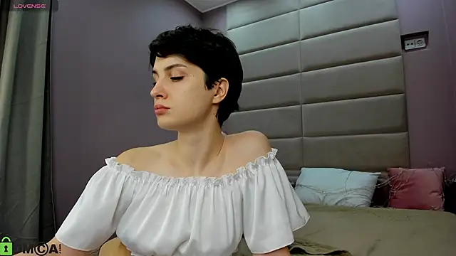 Snapshot of Adeline_Perle chatting on November 10, 2025, 1:21 am Adeline Perle online show from November 10, 2025, 1:21 am