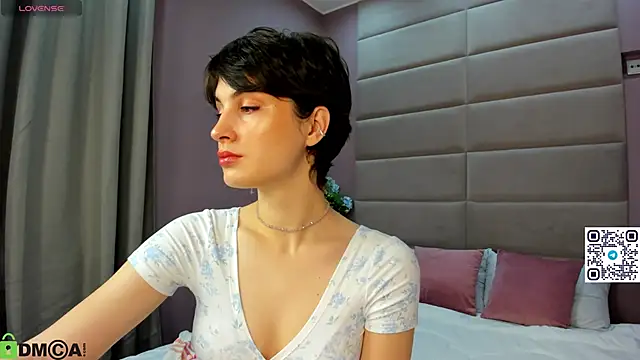 Snapshot of Adeline_Perle chatting on October 3, 2025, 2:04 am Adeline Perle online show from October 3, 2025, 2:04 am