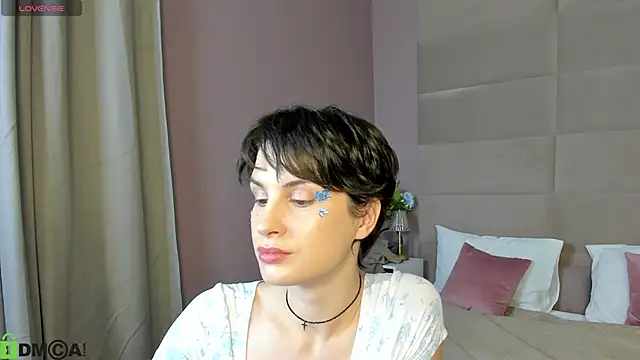 Snapshot of Adeline_Perle chatting on September 11, 2025, 1:05 am Adeline Perle online show from September 11, 2025, 1:05 am