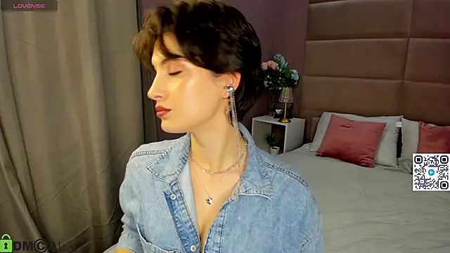 Snapshot of Adeline_Perle chatting on October 5, 2025, 1:40 am Adeline Perle online show from October 5, 2025, 1:40 am