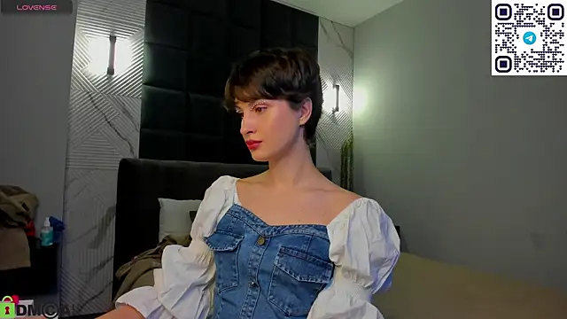 Snapshot of Adeline_Perle chatting on September 10, 2025, 12:20 am Adeline Perle online show from September 10, 2025, 12:20 am