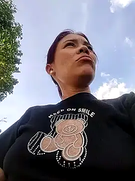 dulcelatin21 online show from November 4, 2025, 8:34 pm