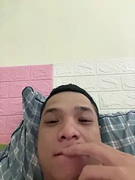 letruong6879 online show from September 19, 2025, 3:49 pm