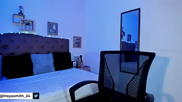 MAYASMITH   online show from April 18, 2026, 4:04 am