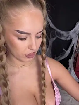 AubrieleRouj1 online show from October 25, 2025, 4:07 pm