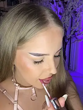 AubrieleRouj1 online show from January 12, 2026, 6:04 pm