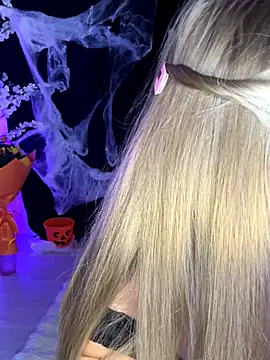 AubrieleRouj1 online show from October 28, 2025, 4:28 pm