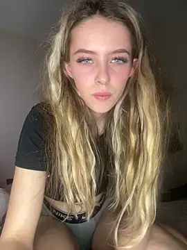 Snapshot of Angelloverxo chatting on October 8, 2025, 9:59 pm Angelloverxo online show from October 8, 2025, 9:59 pm