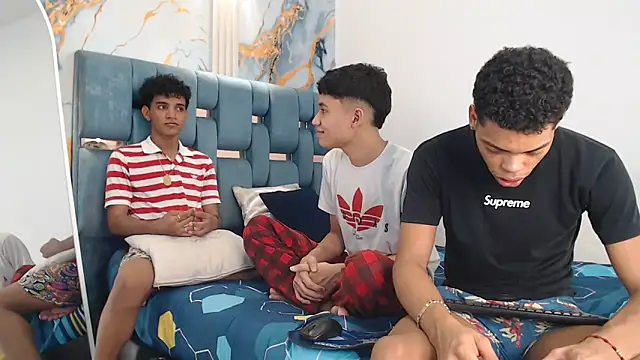 PRETTY FEM online show from March 26, 2026, 1:37 am