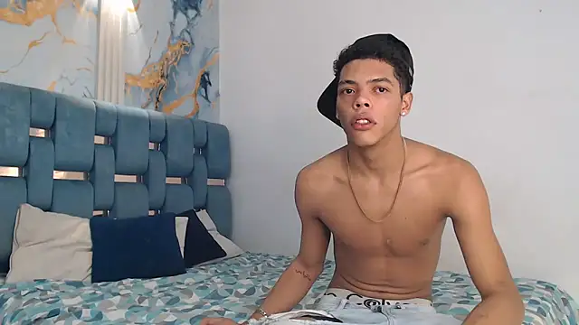 PRETTY FEM online show from March 1, 2026, 2:00 am