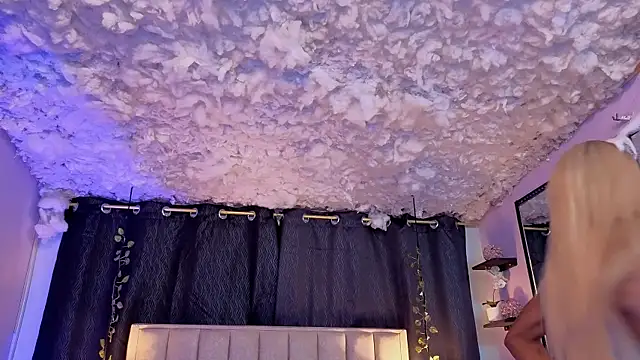 Snapshot of melody-rouss chatting on September 18, 2025, 3:31 am melody-rouss online show from September 18, 2025, 3:31 am