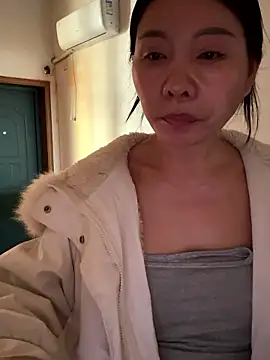 Snapshot of xiiuuff18 chatting on January 6, 2026, 12:03 am xiiuuff18 online show from January 6, 2026, 12:03 am