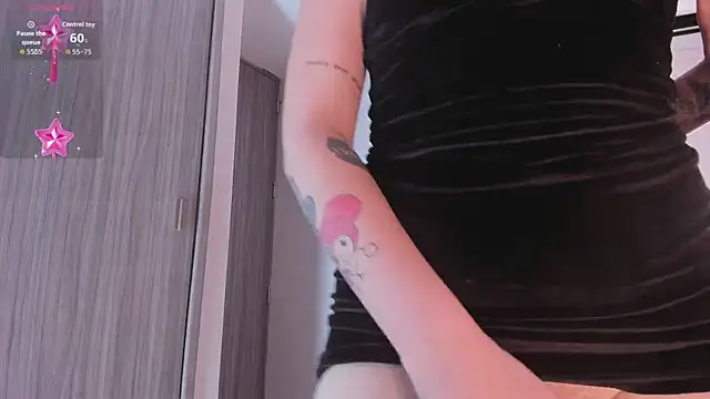 Snapshot of HelenaCole- chatting on December 18, 2025, 1:37 pm HelenaCole- online show from December 18, 2025, 1:37 pm