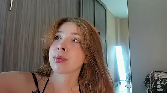 Snapshot of HelenaCole- chatting on September 14, 2025, 10:10 pm HelenaCole- online show from September 14, 2025, 10:10 pm