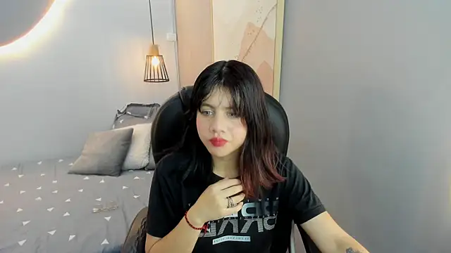 Julieth brown  online show from October 18, 2025, 8:00 pm