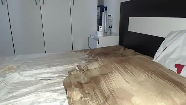 petite danielle online show from February 19, 2026, 8:22 am