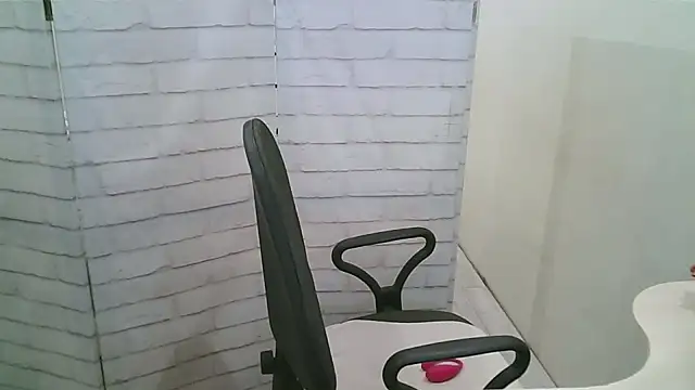 Helen xi  online show from December 22, 2025, 5:13 pm