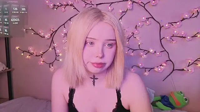 Snapshot of RileyVice chatting on May 24, 2026, 8:25 am RileyVice online show from May 24, 2026, 8:25 am