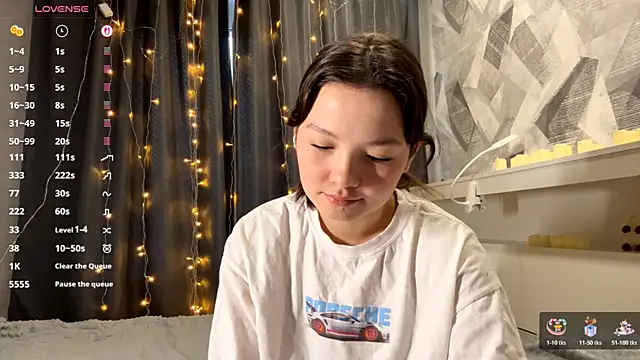 KiraVelvet online show from November 30, 2025, 8:37 am