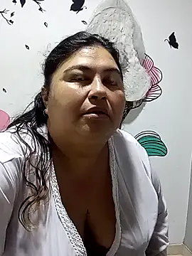 Snapshot of curvy_diva_ chatting on December 16, 2025, 9:13 am curvy diva online show from December 16, 2025, 9:13 am