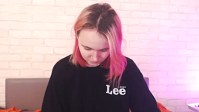 Snapshot of Ericha_Stone chatting on December 23, 2025, 8:02 am Ericha Stone online show from December 23, 2025, 8:02 am