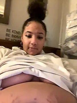 StylishEchium online show from November 29, 2025, 6:52 pm