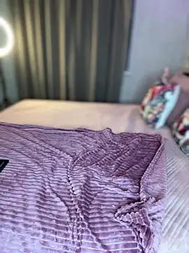 YourLittleDevil online show from December 14, 2025, 1:28 pm