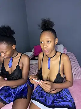 Snapshot of SexyPetitex25 chatting on December 19, 2025, 5:43 am SexyPetitex25 online show from December 19, 2025, 5:43 am