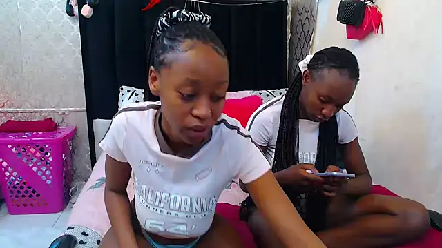 Snapshot of SexyPetitex25 chatting on November 7, 2025, 12:21 pm SexyPetitex25 online show from November 7, 2025, 12:21 pm