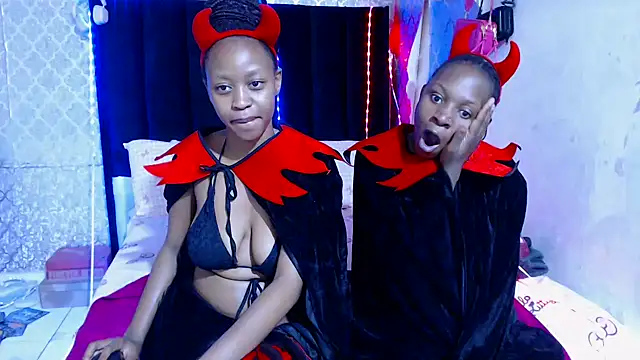 Snapshot of SexyPetitex25 chatting on October 31, 2025, 7:43 pm SexyPetitex25 online show from October 31, 2025, 7:43 pm