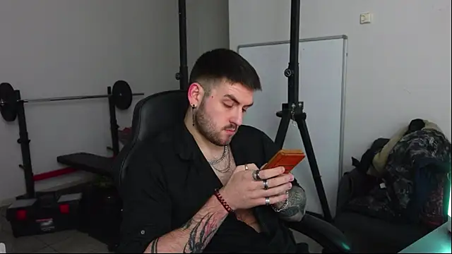 Snapshot of Mike_Platano chatting on December 16, 2025, 9:52 pm Mike Platano online show from December 16, 2025, 9:52 pm