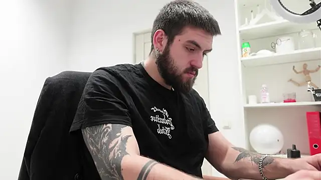 Snapshot of Mike_Platano chatting on November 28, 2025, 10:43 pm Mike Platano online show from November 28, 2025, 10:43 pm