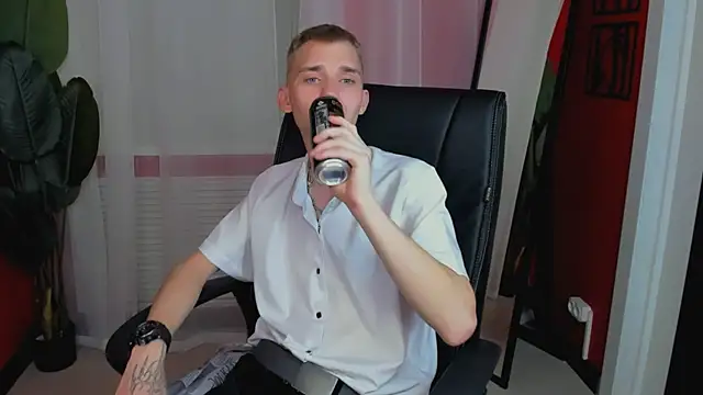 Snapshot of TimBlaks chatting on October 16, 2025, 9:01 pm TimBlaks online show from October 16, 2025, 9:01 pm