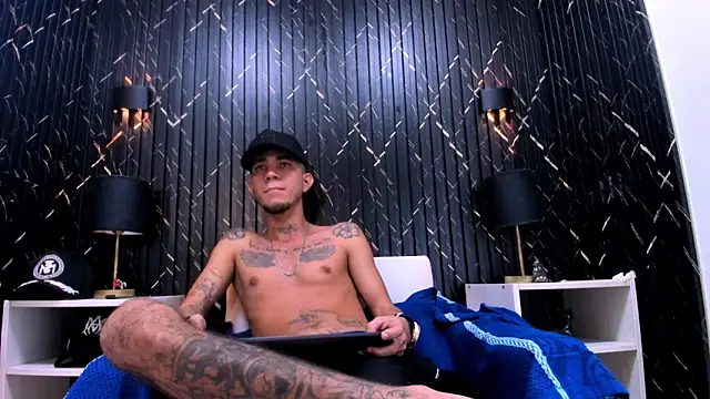 Snapshot of tattoos22 chatting on November 28, 2025, 5:13 pm tattoos22 online show from November 28, 2025, 5:13 pm