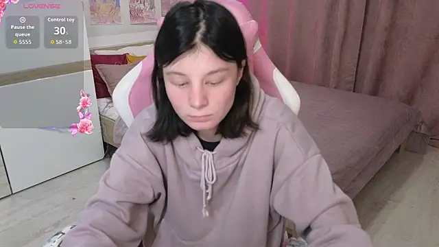 Snapshot of EllinEverly chatting on April 16, 2026, 9:15 pm EllinEverly online show from April 16, 2026, 9:15 pm
