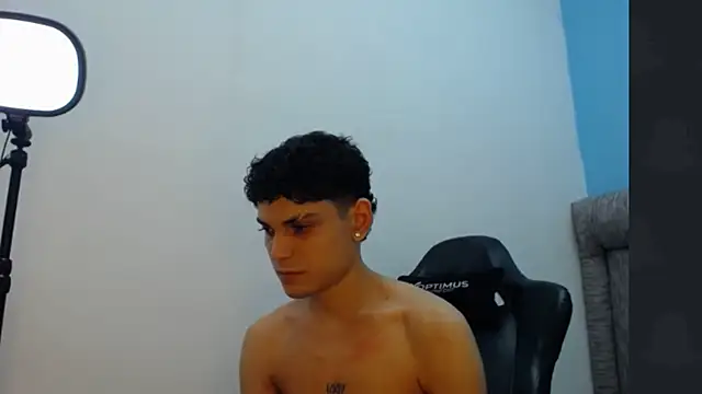 dilan hott  online show from February 10, 2026, 10:42 pm