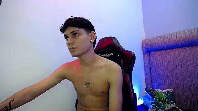 dilan hott  online show from February 12, 2026, 8:08 pm