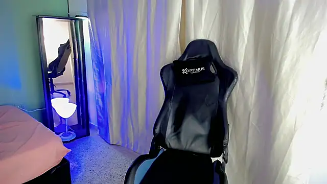 dilan hott  online show from November 18, 2025, 8:01 pm