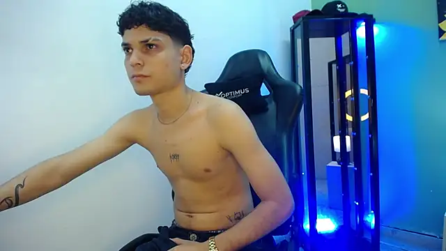 dilan hott  online show from December 20, 2025, 3:48 pm