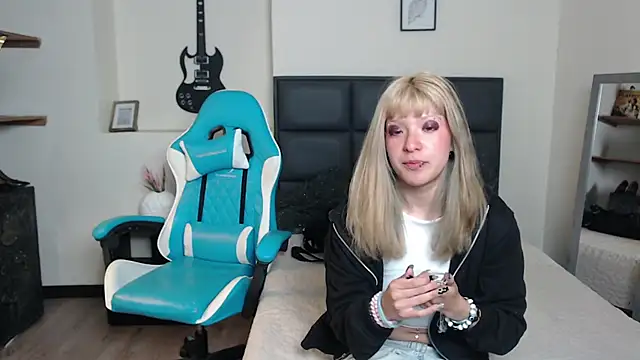 Snapshot of Amnesia_ chatting on November 19, 2025, 12:49 pm Amnesia online show from November 19, 2025, 12:49 pm