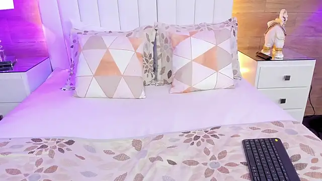 ScarletMore online show from November 22, 2025, 12:37 pm