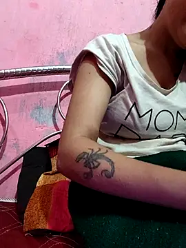 Snapshot of dezy_34 chatting on November 3, 2025, 6:33 pm dezy 34 online show from November 3, 2025, 6:33 pm