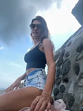 MissBinx online show from October 5, 2025, 5:09 am