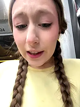 Snapshot of FroggyAnna chatting on November 22, 2025, 5:01 pm FroggyAnna online show from November 22, 2025, 5:01 pm