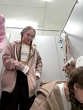 Snapshot of FroggyAnna chatting on December 15, 2025, 6:47 pm FroggyAnna online show from December 15, 2025, 6:47 pm