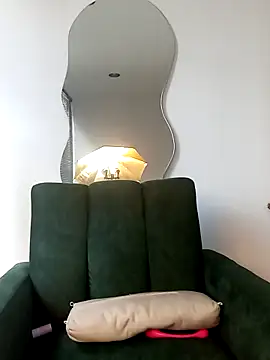 a Malgosia mako online show from October 22, 2025, 4:17 pm