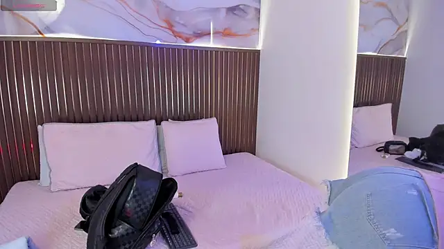 Snapshot of Roxie-NS chatting on October 1, 2025, 11:36 am Roxie-NS online show from October 1, 2025, 11:36 am